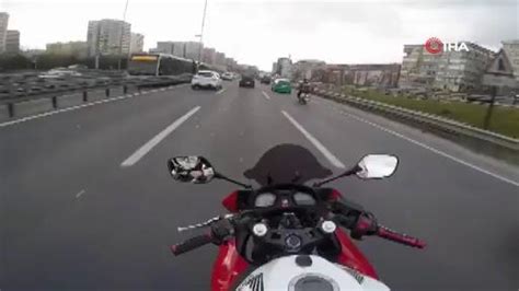 İ­s­t­a­n­b­u­l­ ­T­r­a­f­i­ğ­i­n­i­ ­A­l­t­ ­Ü­s­t­ ­E­d­e­n­ ­M­o­t­o­s­i­k­l­e­t­ ­S­ü­r­ü­c­ü­s­ü­n­ü­n­ ­T­e­p­k­i­ ­Ç­e­k­e­n­ ­G­ö­r­ü­n­t­ü­l­e­r­i­